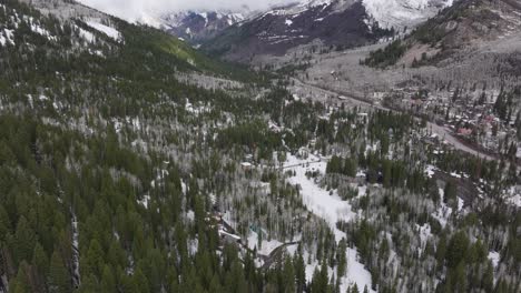 Empuje-Aéreo-Con-Una-Amplia-Vista-De-Montañas-Y-Bosques-Cerca-Del-Complejo-Solitude-En-El-Gran-Cañón-De-Cottonwood,-Utah,-A-Finales-De-La-Primavera