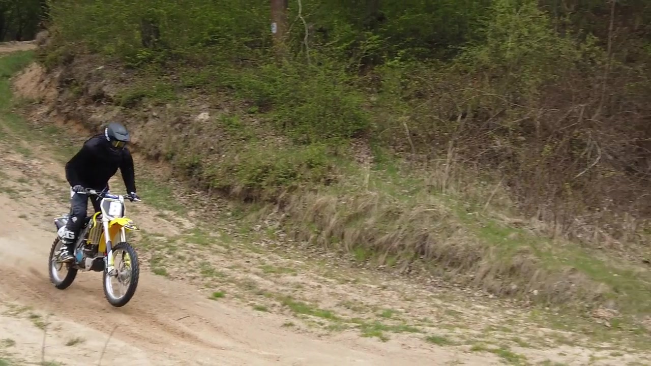 Motociclette sconosciute si allenano su terreno montuoso. Rallentatore