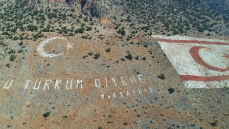 bandera de chipre del norte en las montañas de cinco dedos 4k