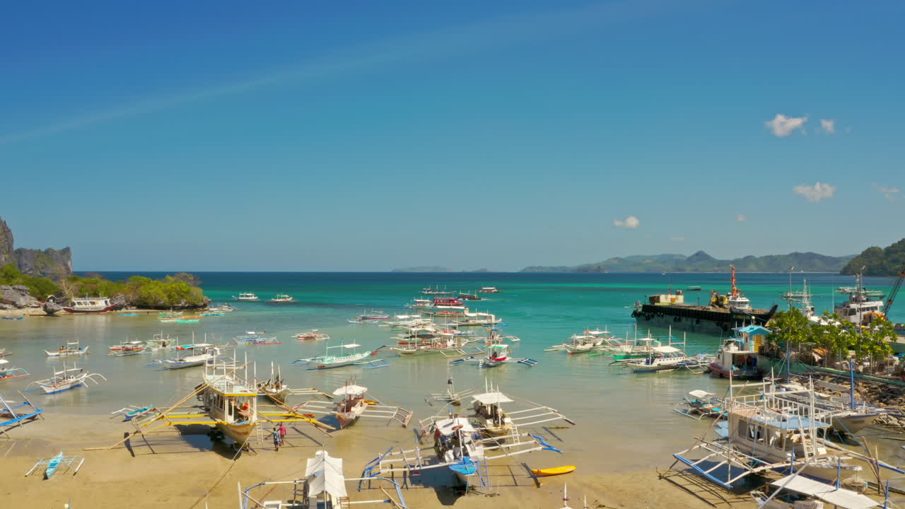 Scenic El Nido Bay with Traditional Boats in Turquoise Water