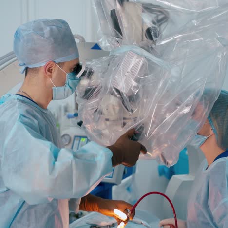 equipo médico que realiza una cirugía