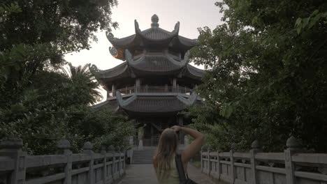 Touristen-Schießen-Glockenturm-Des-Bai-Dinh-Tempels-Vietnam