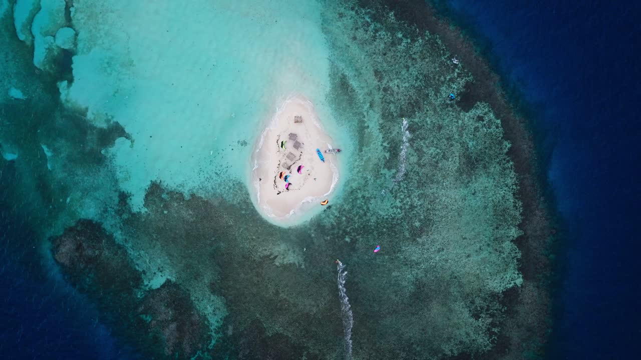 vista aérea de una isla paradisíaca tropical con actividades