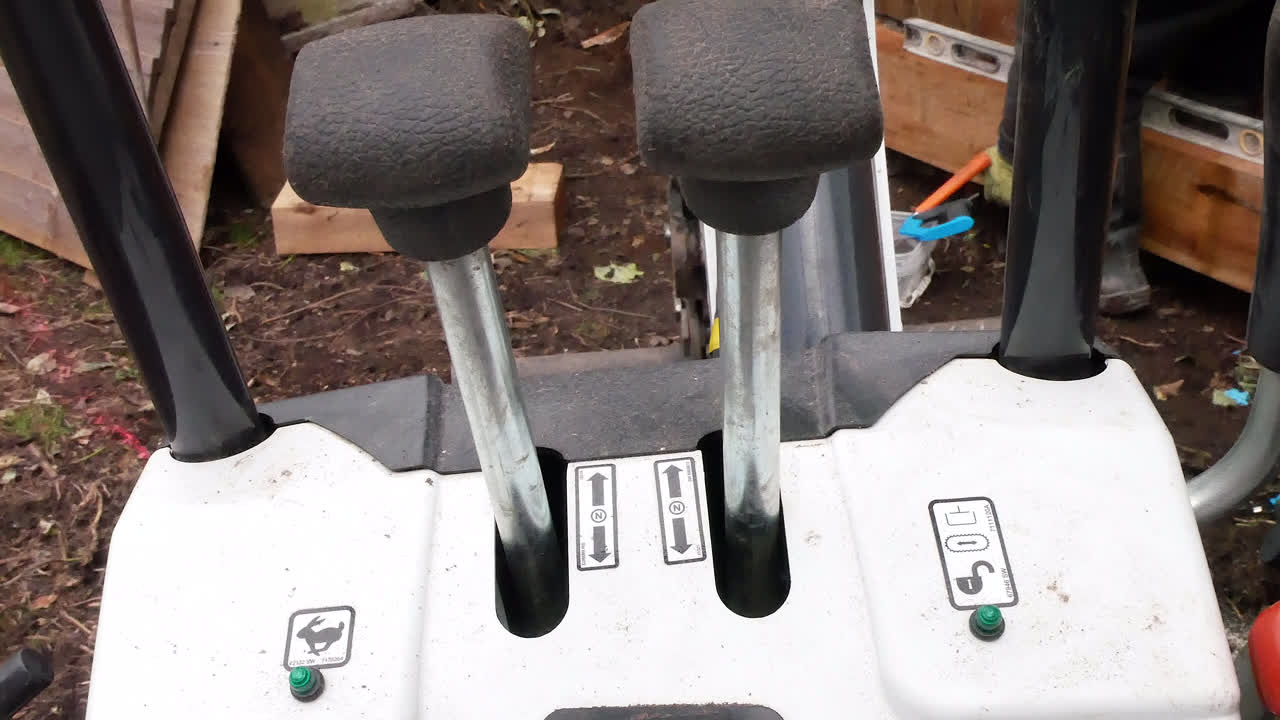 마이크로 굴착기 제어 및 작동.