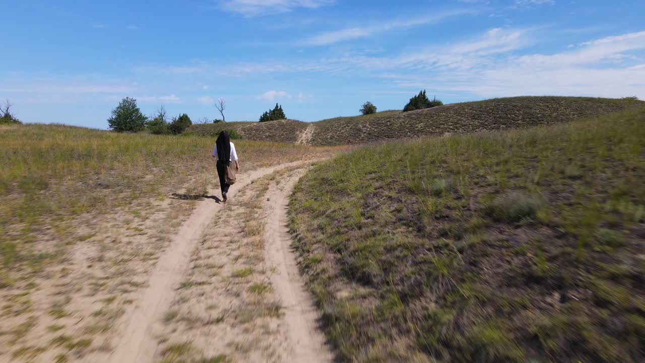 el poeta húngaro sandor petofi explora el paisaje de fulophaza mientras camina por un camino de tierra
