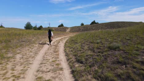 Der-Ungarische-Dichter-Sandor-Petöfi-Erkundet-Die-Fulophaza-Landschaft,-Während-Er-über-Eine-Unbefestigte-Straße-Geht