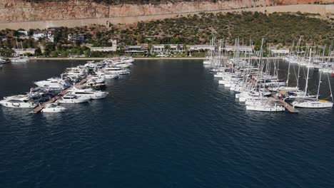 Barcos-Blancos-Amarrados