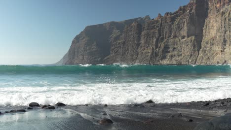 Abgestufte-Klippenstrandwellen-Von-Playa-De-Los-Guios,-Spanien