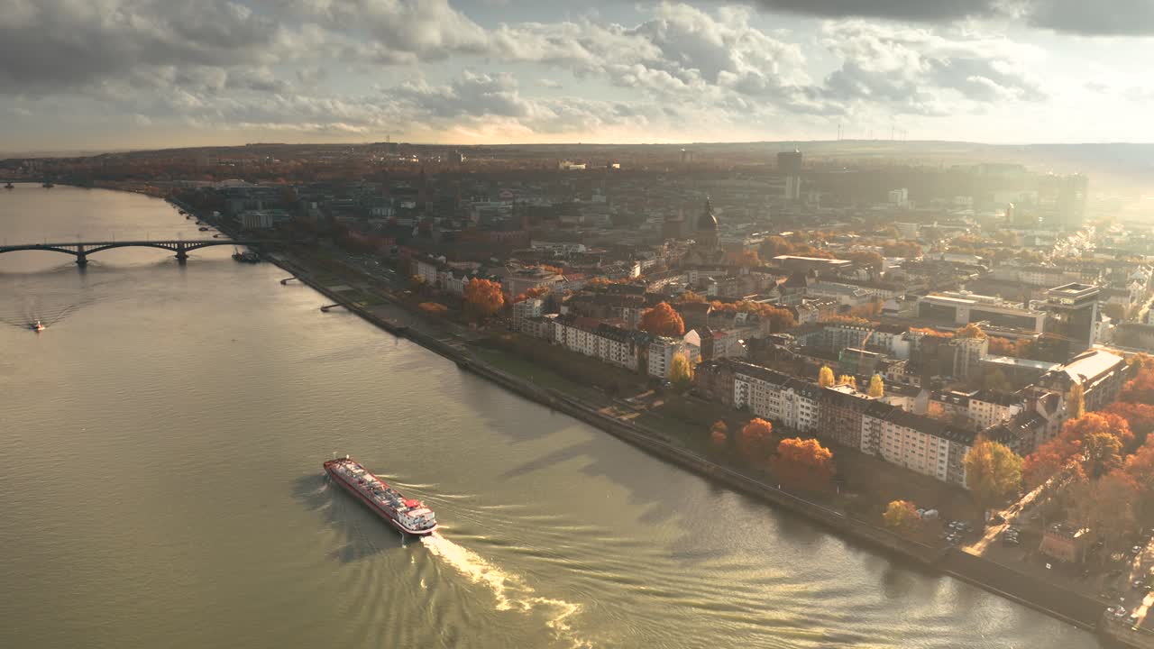 toma de la ciudad de drones de mainz, la ciudad de la vacuna biontech contra corona covid 19 en alemania desde una vista aérea en luz dorada de otoño y cielo dramático