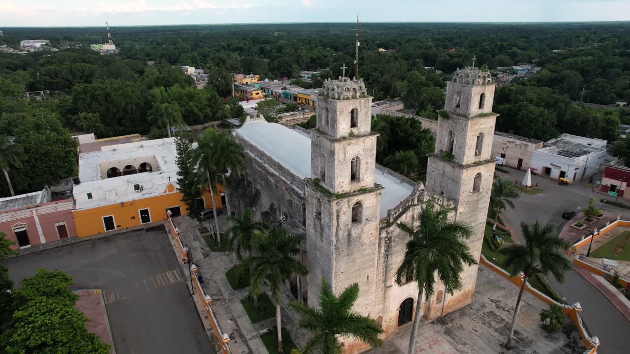 tomada de avión no tripulado de la iglesia principal de espita pueblo mágico en yucatán, méxico