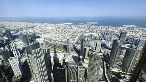 disparo en cámara lenta mirando hacia el centro de la ciudad y hacia el mar desde el burj khalifa, dubai