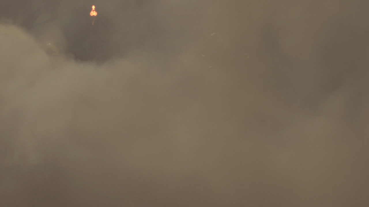 연기 구름 속 의 소방관 들