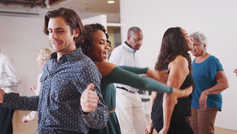 Gente-Divirtiéndose-Asistiendo-A-Clases-De-Baile-En-El-Centro-Comunitario