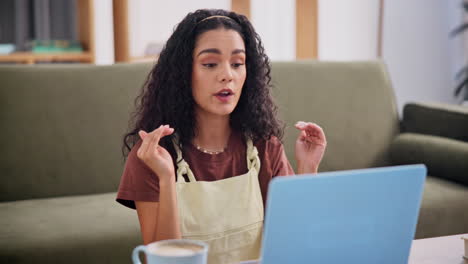 mujer trabajando desde casa en una computadora portátil