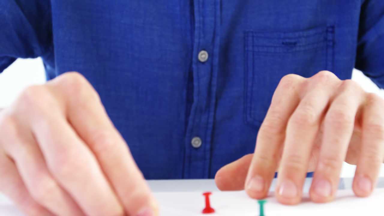 hombre insertando el alfiler en la carta