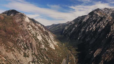 Rising-drone-shot-of-Little-Cottonwood-Canyon-Outside-of-Salt-Lake-City,-Utah