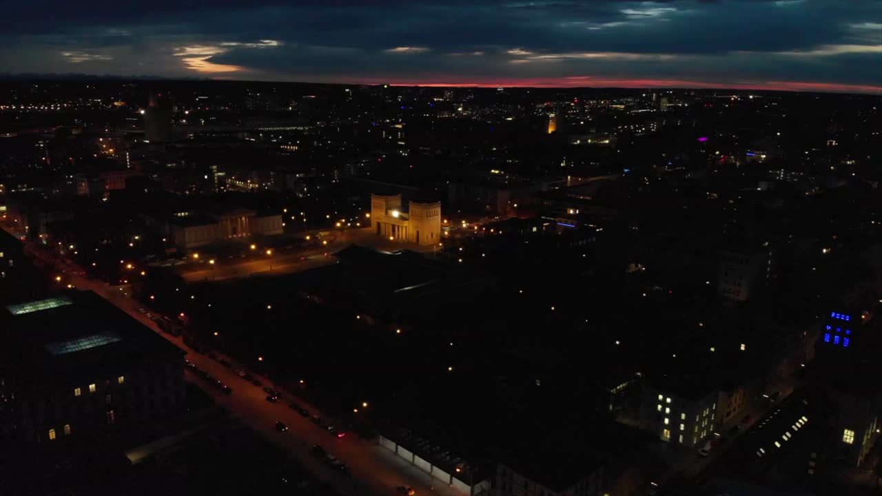ciudad de munich de noche desde arriba con un dron dji mavic air a 4k 30fps