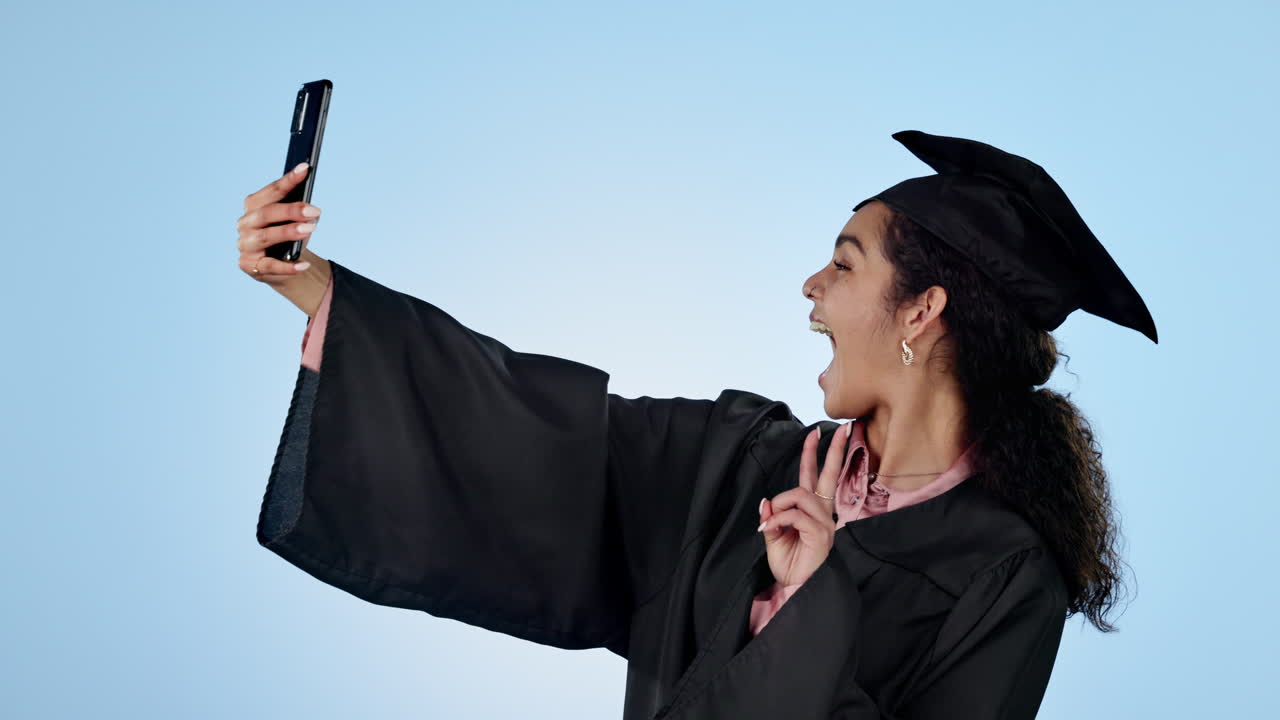 Selfie, festeggiamento e donna con la laurea