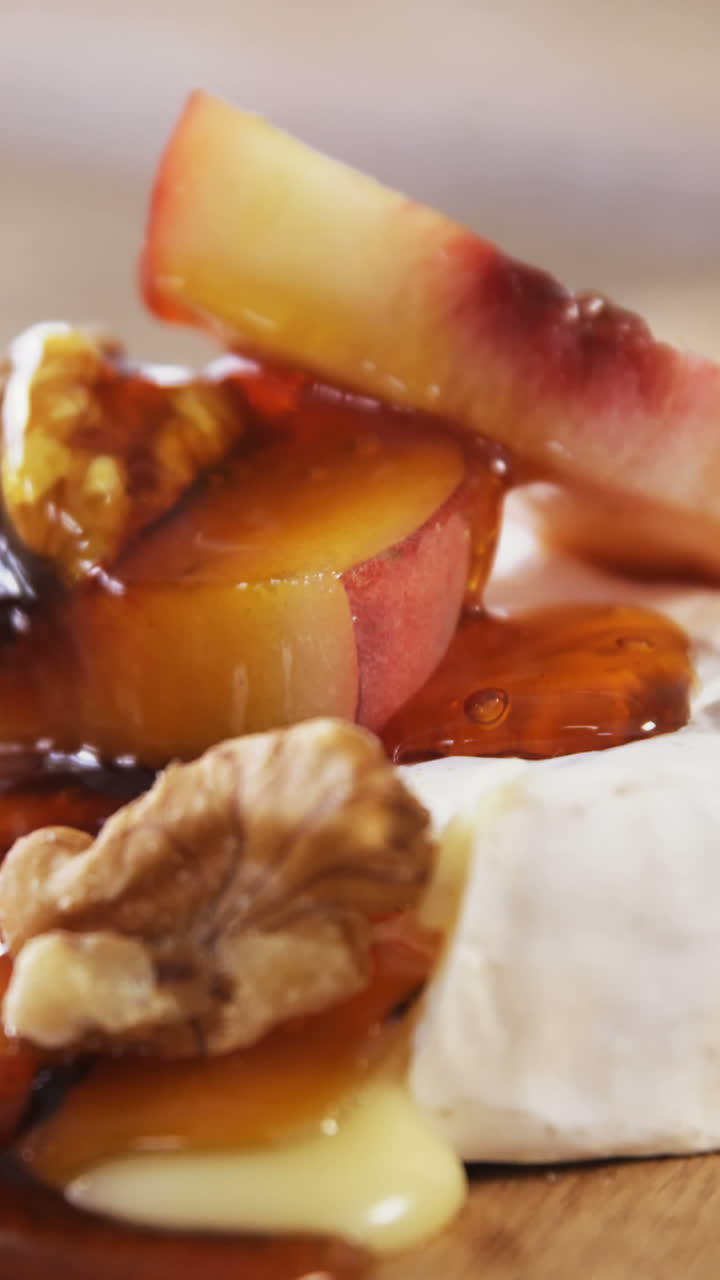 queso cubierto de nuez, frutas y salsa