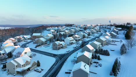 Toma-Aérea-Del-Barrio-De-Viviendas-Residenciales-En-Invierno