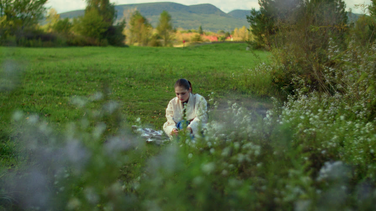 들판에 앉아있는 여자