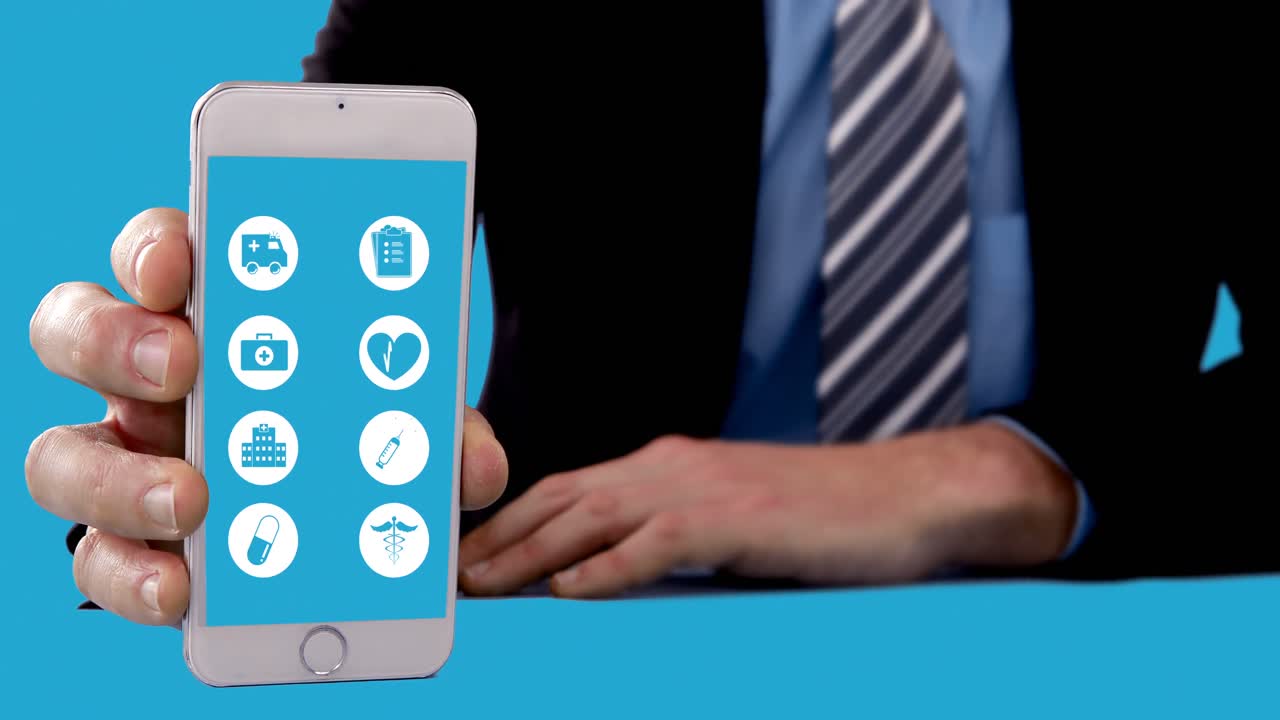 sección media de un hombre de negocios que muestra un teléfono móvil con iconos