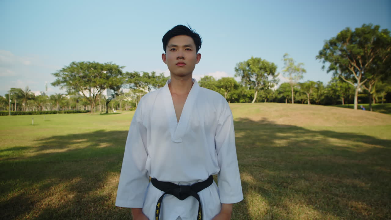 V1-0047_2023.12.14 DI Trung Crossmedia People practising taekwondo00000000.mov