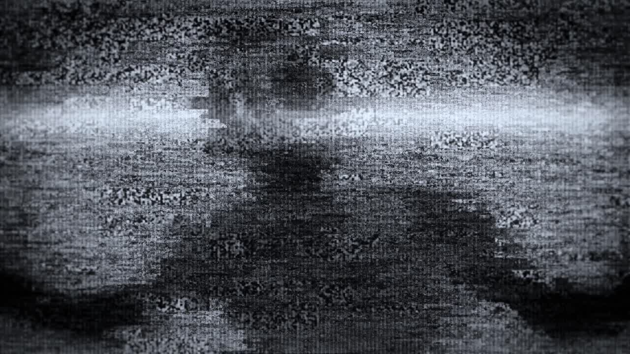 Silhouette Inquietante con Glitch su Sfondo Statico