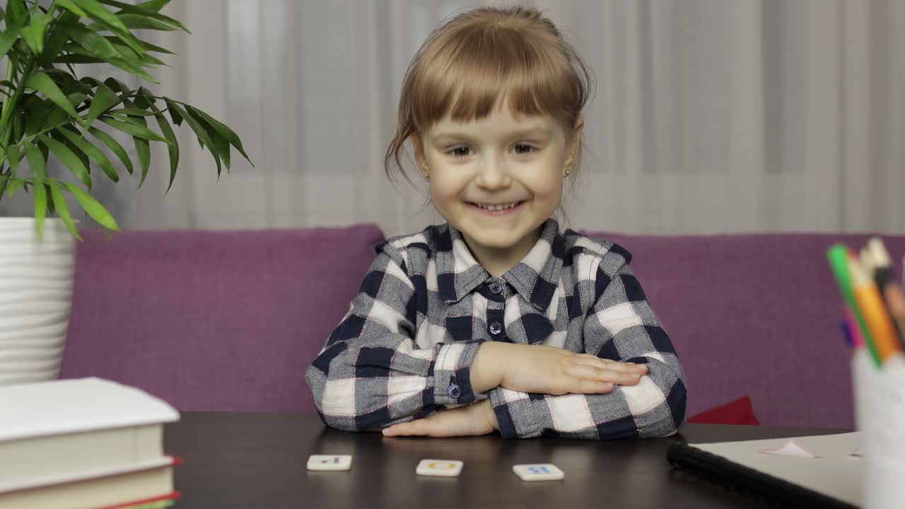 Bambini in videochiamata che fanno lezioni di didattica a distanza a casa. Vista webcam