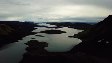 冰島高地山脈的火山湖系統的空中風景,在一個雲<unk>的日子