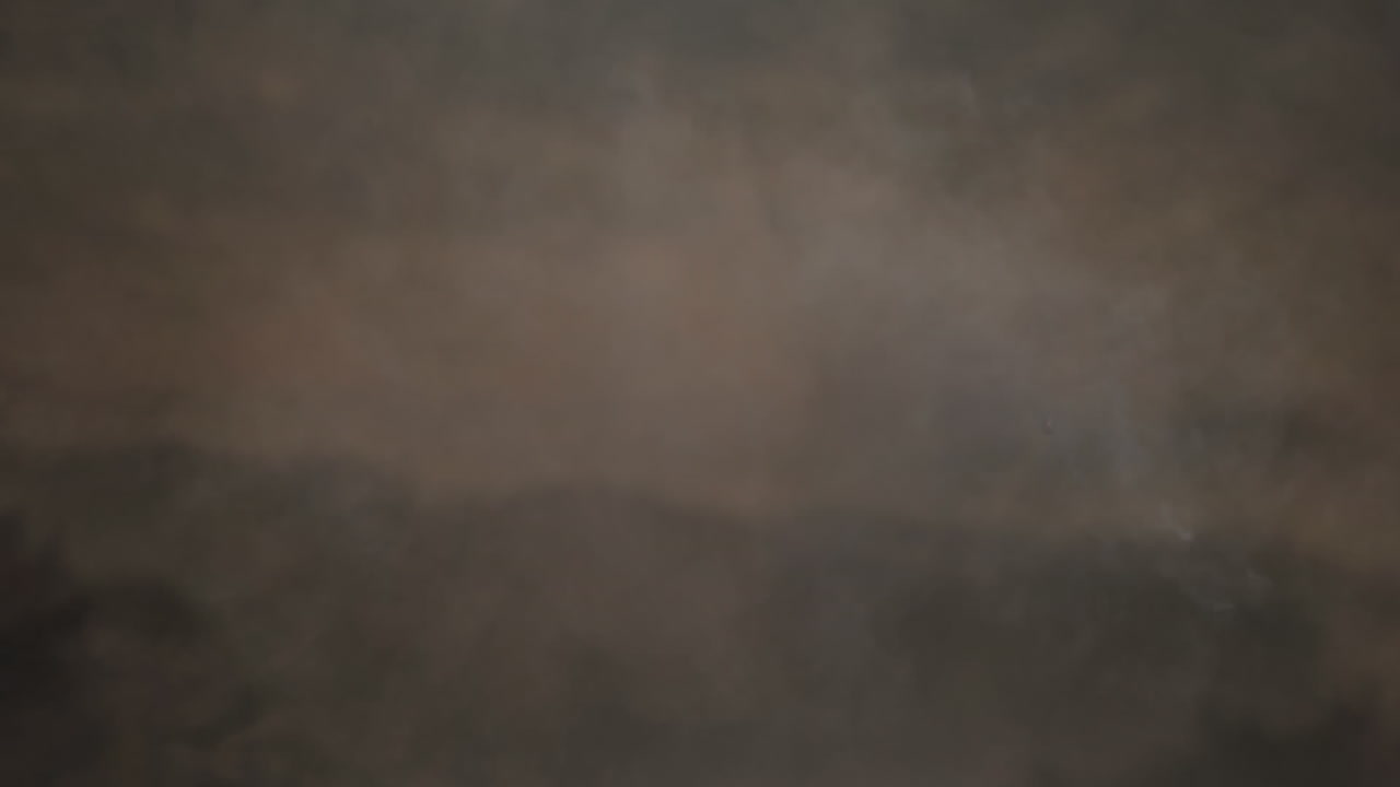 animación de humo de fuego volando sobre densas nubes negras