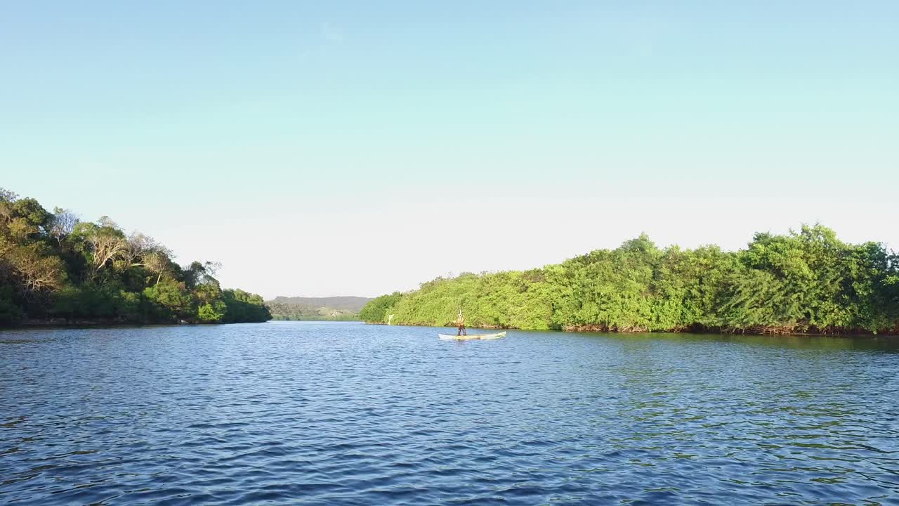 멕시코 오악사카의 고대 뗏목에서 악마 마스크-5로 춤추는 남자