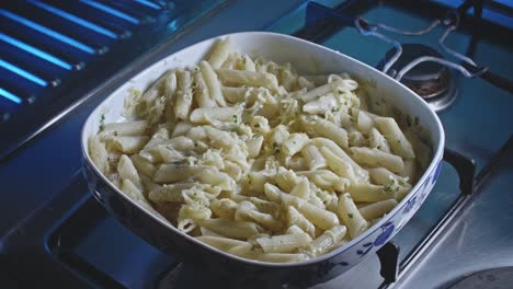 Macarrones-Con-Queso-Servidos-En-Un-Plato-De-Porcelana-En-La-Estufa-De-La-Cocina