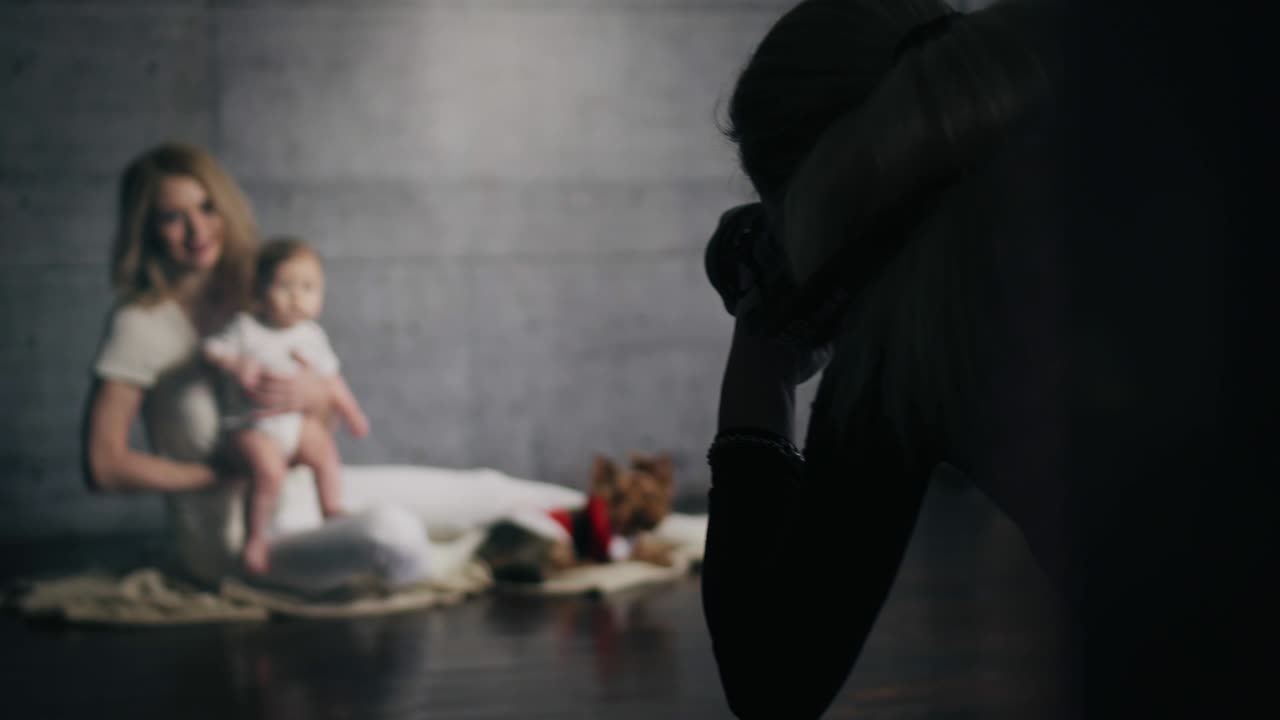 행복한 아름다운 여성과 그녀의 작은 아이와 그들의 개는 sdudio에서 사진을 찍고 있습니다