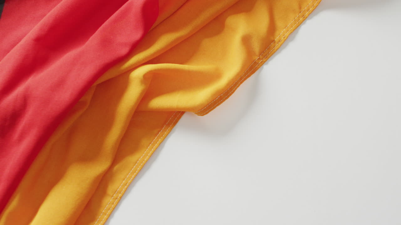 video de la bandera arrugada de alemania sobre un fondo blanco