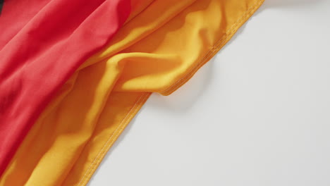 video de la bandera arrugada de alemania sobre un fondo blanco