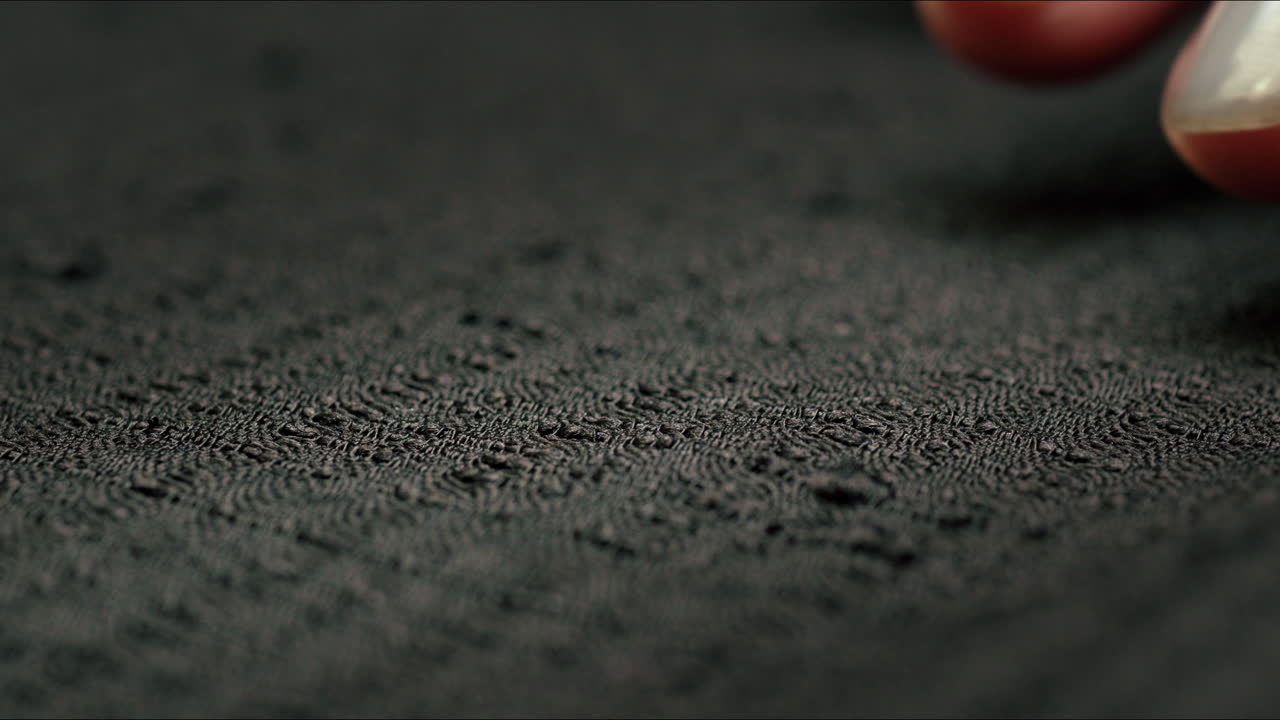 frote sus manos en la tela