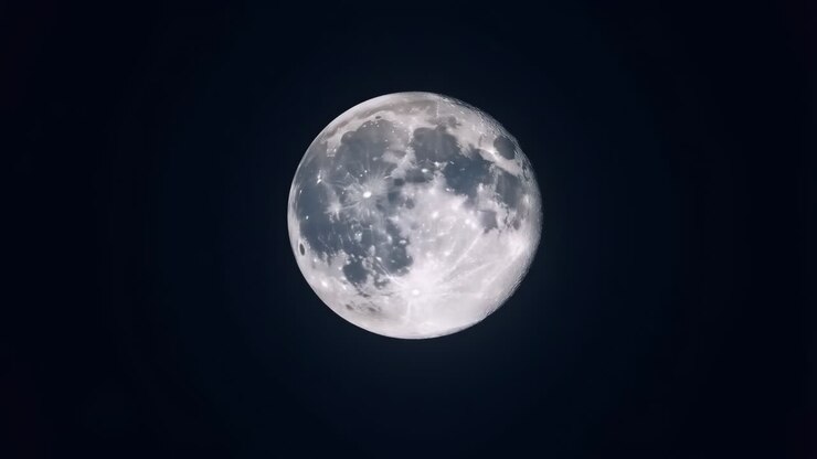 Lua cheia detalhada contra um céu noturno escuro