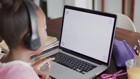 chica afroamericana usando una computadora portátil con espacio de copia en la pantalla, cámara lenta