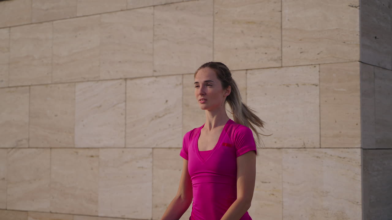 mujer practicando yoga al aire libre