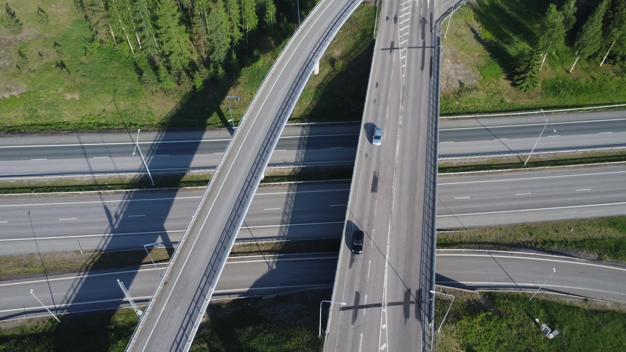 Infrastruttura di trasporto: Cavalcavia autostradali in una foresta settentrionale.