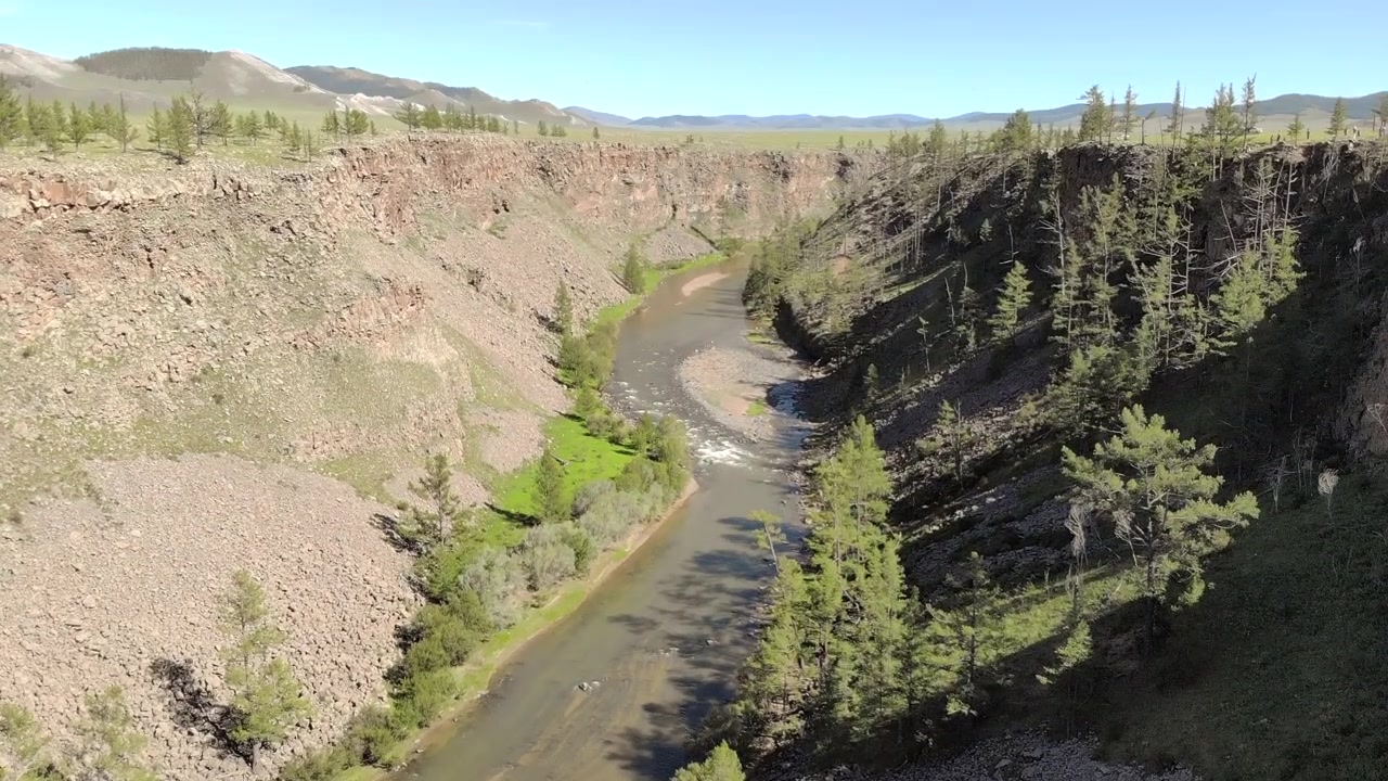 Vista aerea di un fiume serpeggiante attraverso un canyon roccioso
