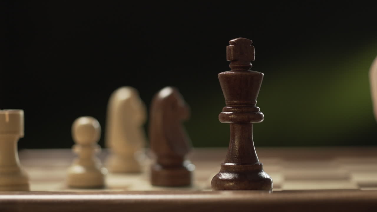 detalle de las piezas de ajedrez durante el juego profesional de cheque mate