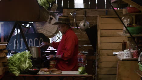 hombre trabajando en la cocina