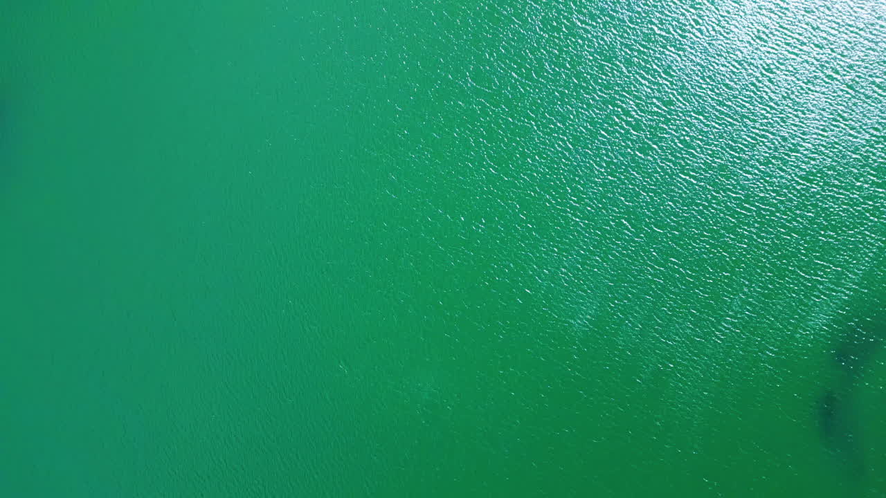 바다 표면의 빛을 반영하는 푸르키즈색 평온한 바다.