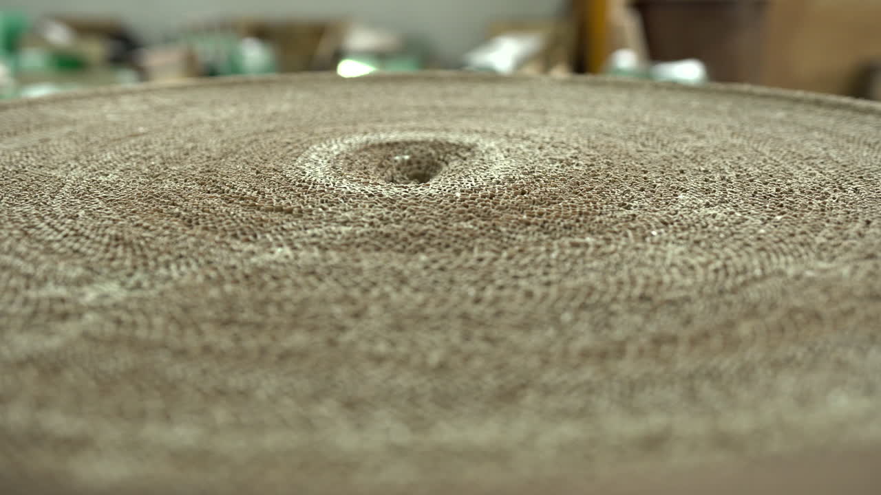 창고에 있는 골판지 롤