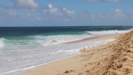 bellissime onde bianche che si infrangono e schizzano sulla spiaggia delle hawaii