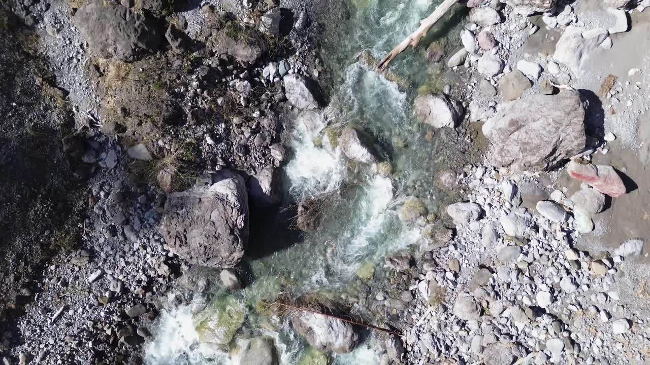 дрон сверху вниз выстрел из реки с кристально чистой бирюзовой водой в солнечный день в европе