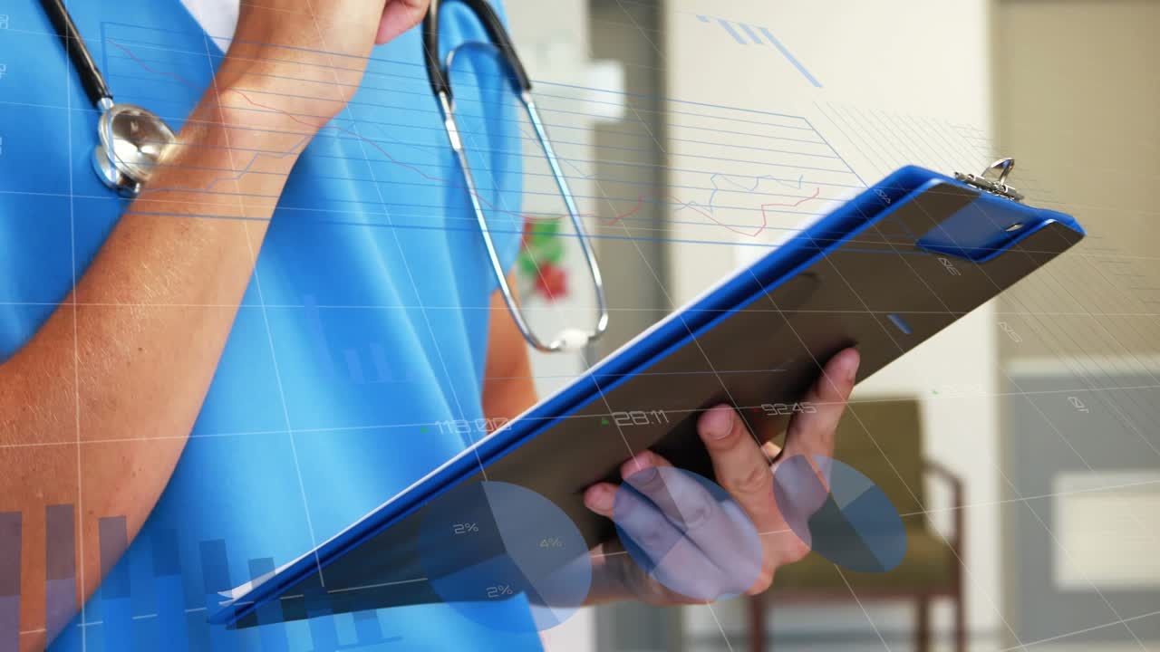 Animazione di elaborazione di dati finanziari su una donna d'affari che utilizza un tablet