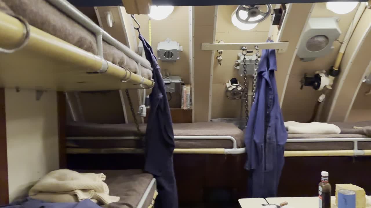 Esplora la vita all'interno di un sottomarino con viste dettagliate delle cuccette dell'equipaggio e della disposizione per i pasti a bordo.
